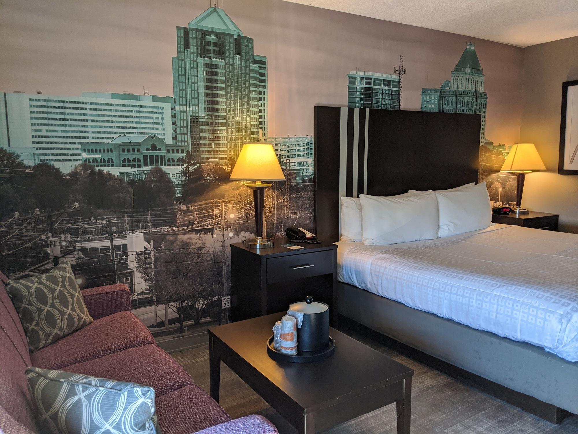 Отель Clarion Pointe Greensboro Airport Экстерьер фото