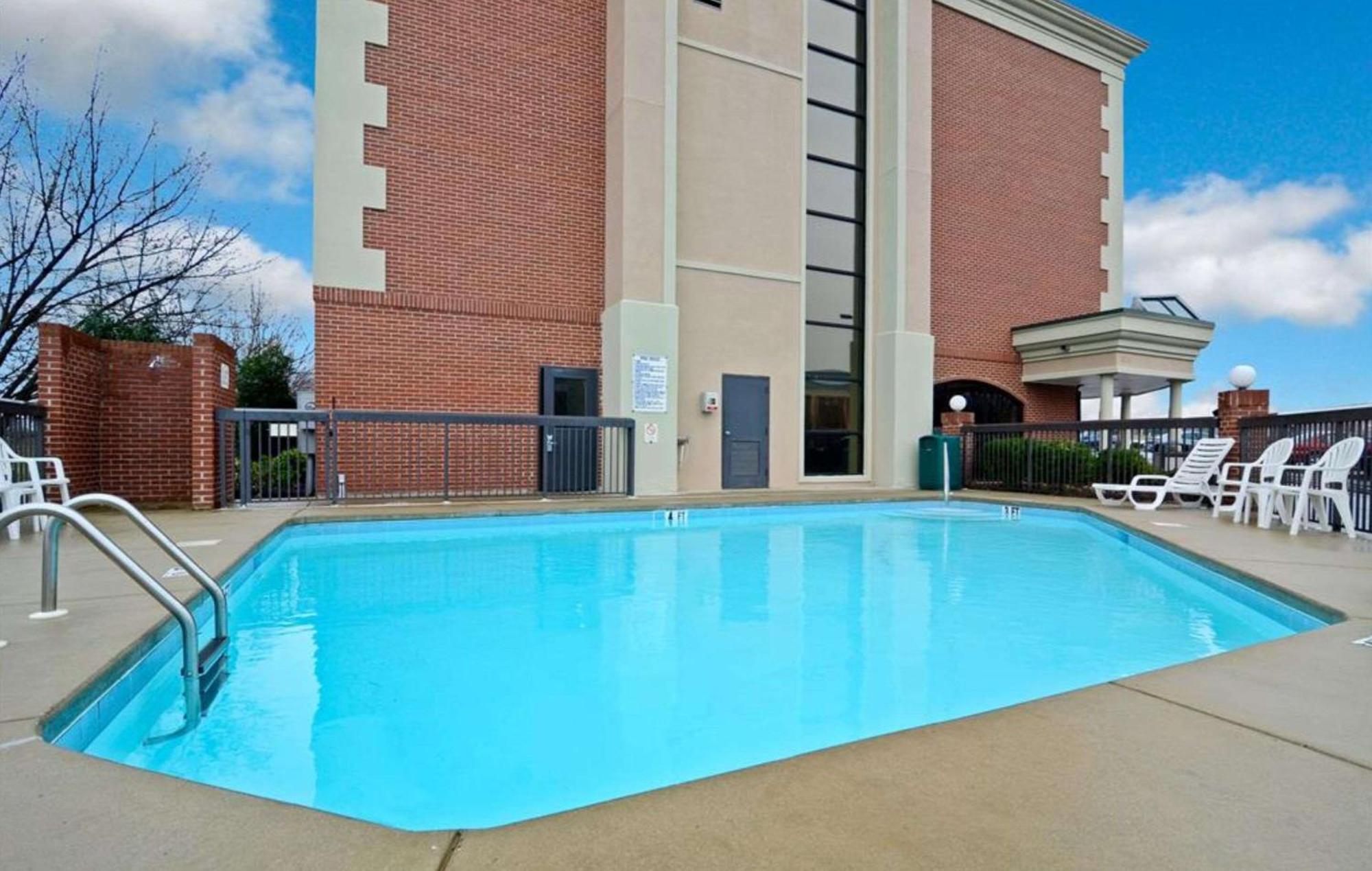 Отель Clarion Pointe Greensboro Airport Экстерьер фото