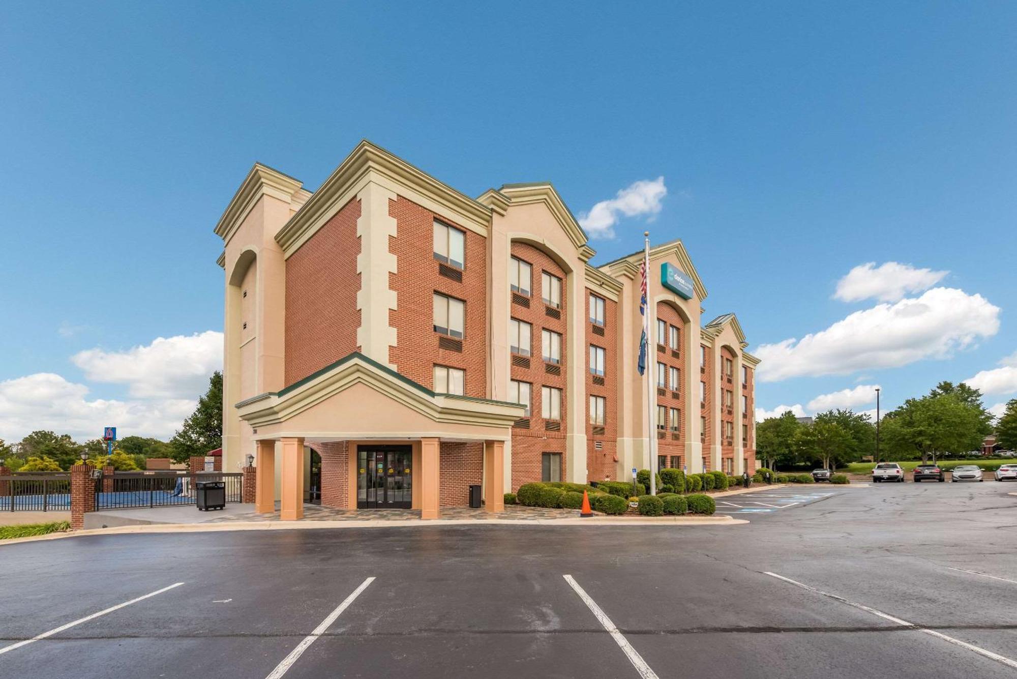 Отель Clarion Pointe Greensboro Airport Экстерьер фото