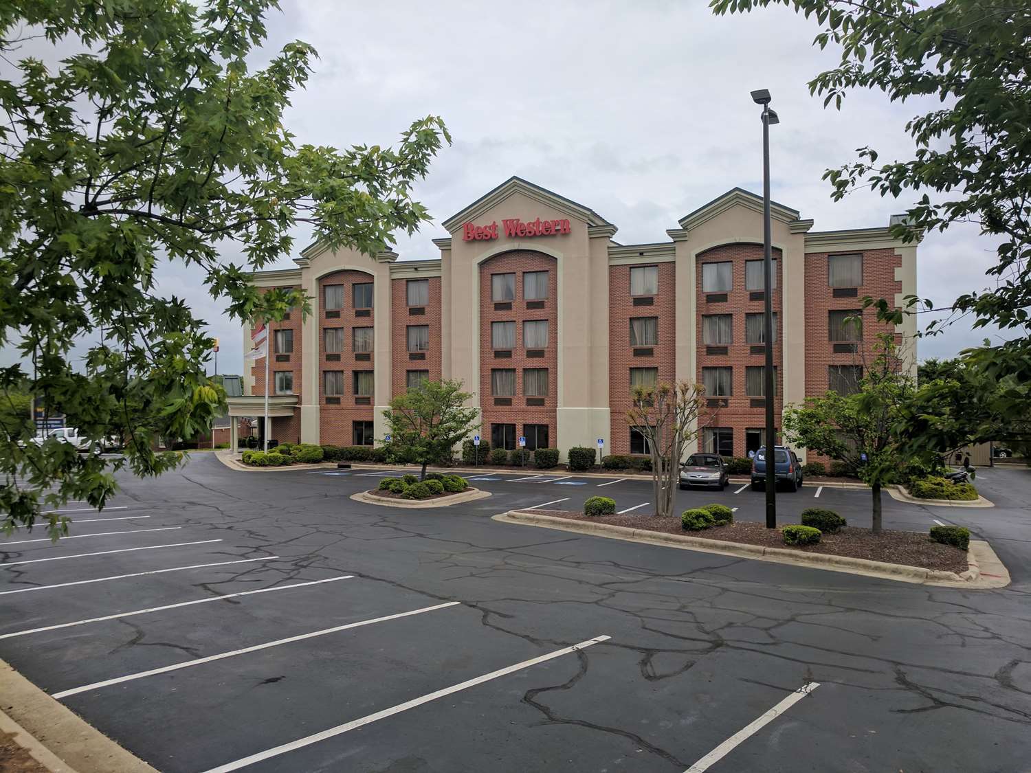 Отель Clarion Pointe Greensboro Airport Экстерьер фото